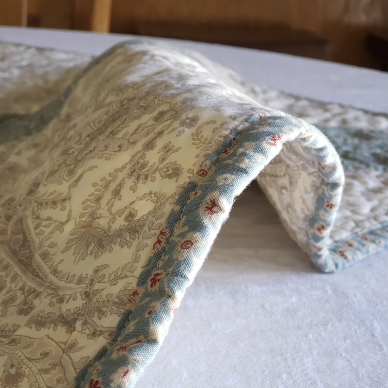 Fall leaf table quilt binding Fall leaf table quilt binding